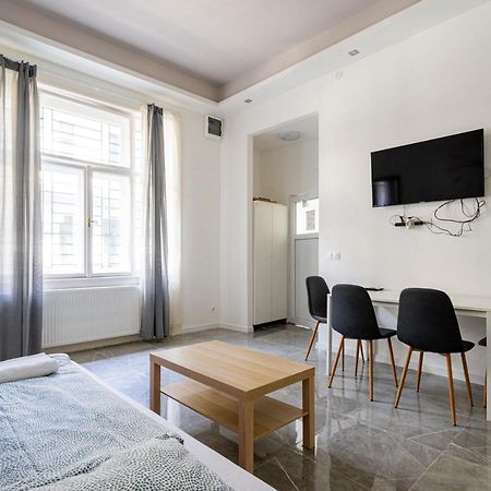 Modernized Condo At Kiraly 51 ブダペスト エクステリア 写真