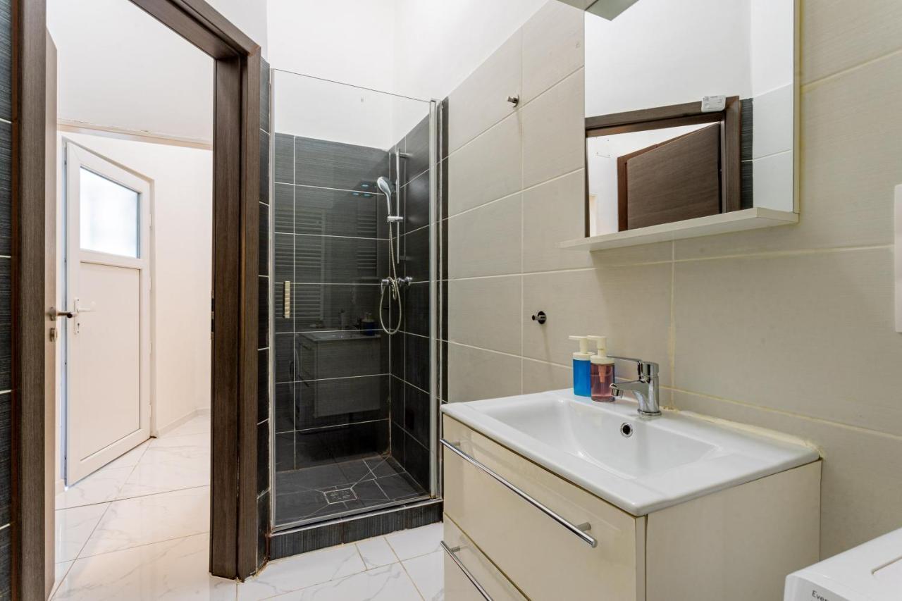 Modernized Condo At Kiraly 51 ブダペスト エクステリア 写真